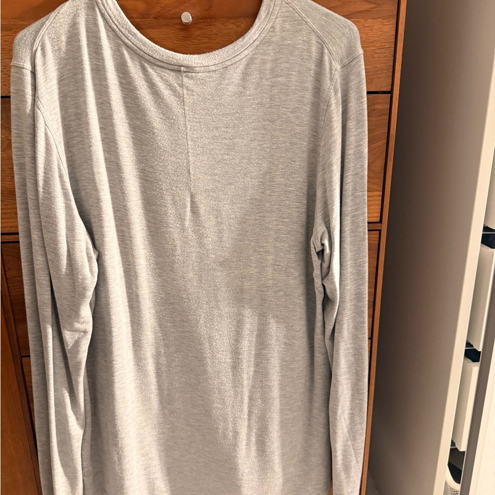 Lululemon Ahletica Light Gray Long Sleeve Tee - Picture 4 of 6